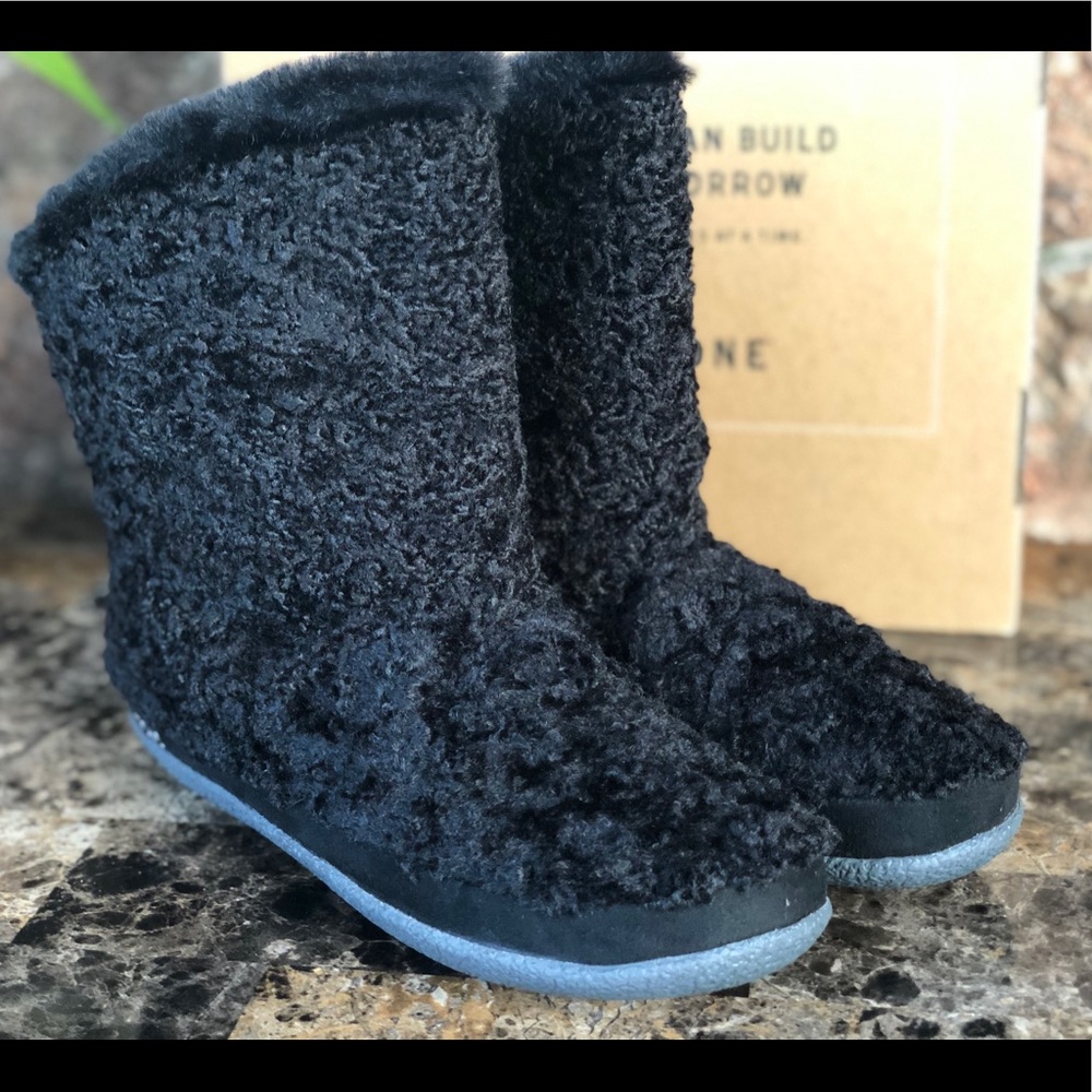 TOMS Women's Plush Faux bootie slippers - Picture 10 of 12